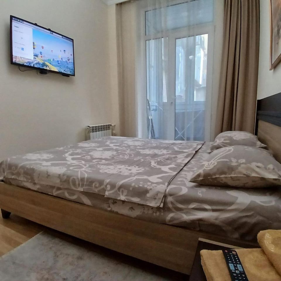 Bed, TV and multimedia, Balcony/Terrace, Bedroom