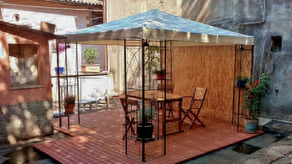 Property building, Garden, Balcony/Terrace, Decorative detail, On site, Garden view, Street view
