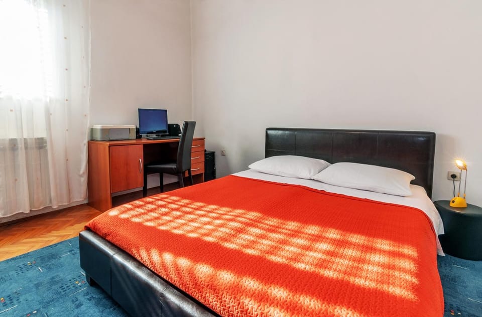 Bed, TV and multimedia, Bedroom