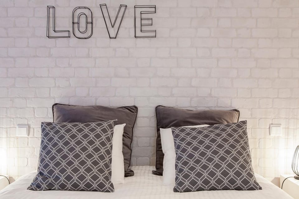 Bed, Photo of the whole room, Decorative detail, On site