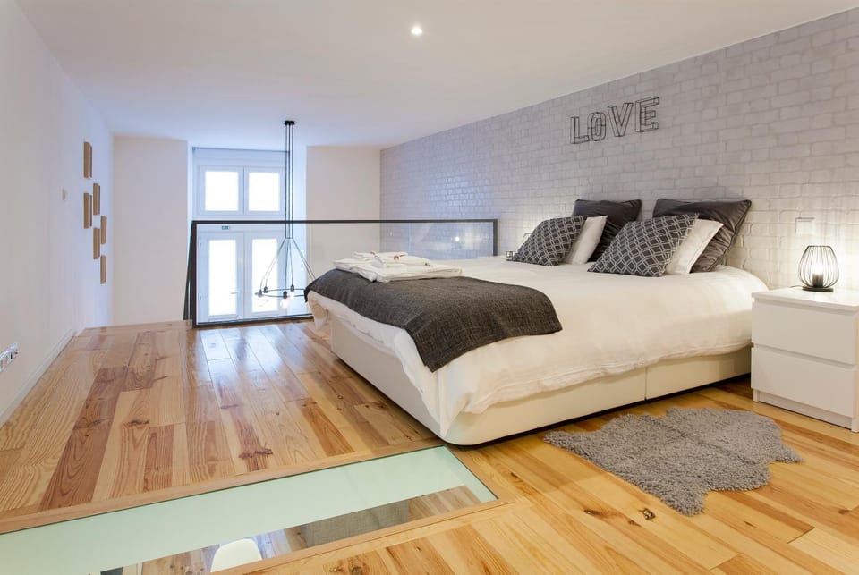 Bed, Photo of the whole room, Decorative detail, City view, Landmark view, Street view