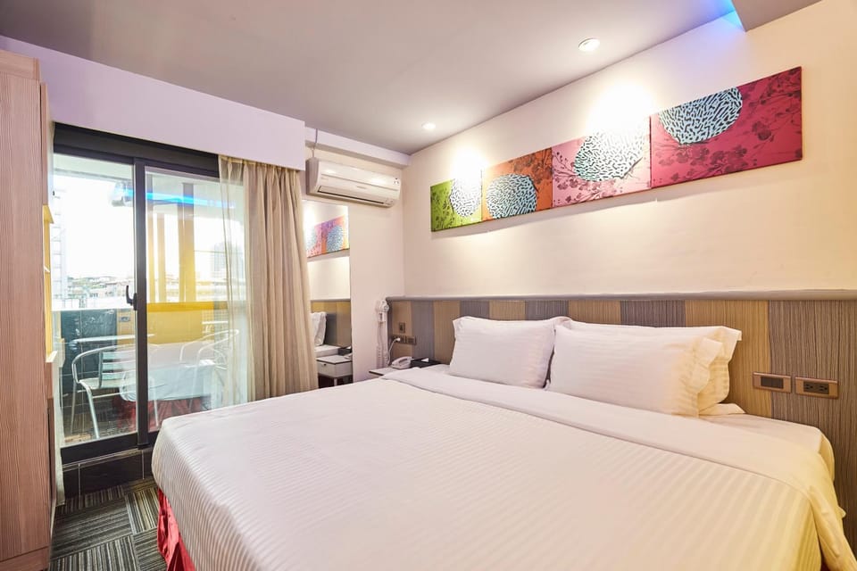 Bed, Living room, Photo of the whole room, Seating area, Bedroom