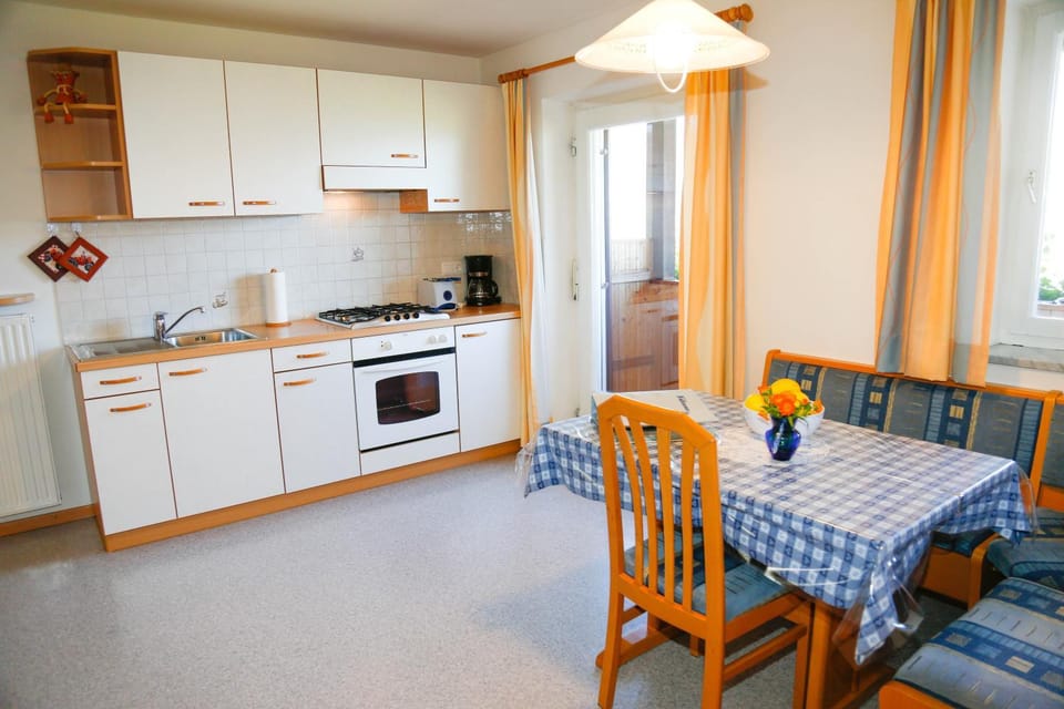 Natural landscape, TV and multimedia, Coffee/tea facilities, Balcony/Terrace, Balcony/Terrace, Kitchen or kitchenette, Photo of the whole room, Decorative detail, Decorative detail, Seating area, Floor plan, Dining area, On site, Mountain view, Mountain view