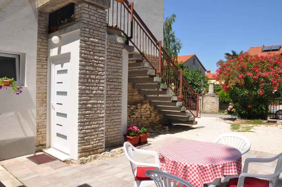 Facade/entrance, Garden, Balcony/Terrace