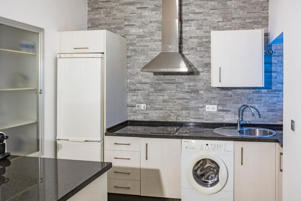 Kitchen or kitchenette, minibar