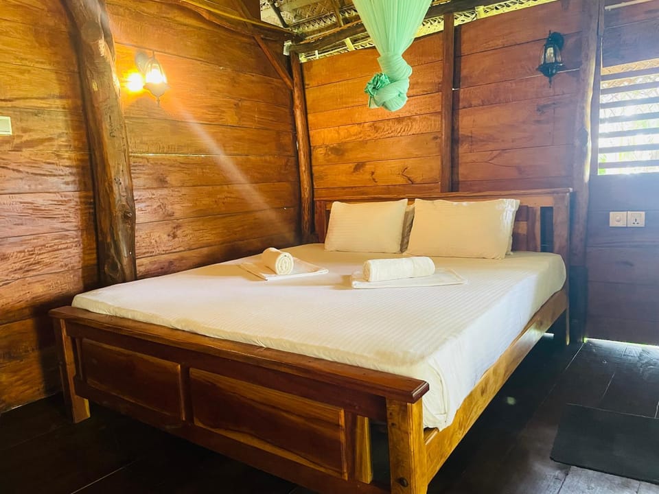 Bed, View (from property/room), Other, Photo of the whole room, Decorative detail, Bedroom, Guests, Garden view, Lake view, children, young children, older children, group of guests, Family, furniture, towels