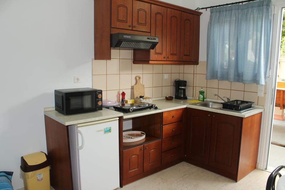 Coffee/tea facilities, Garden view, microwave, kitchen