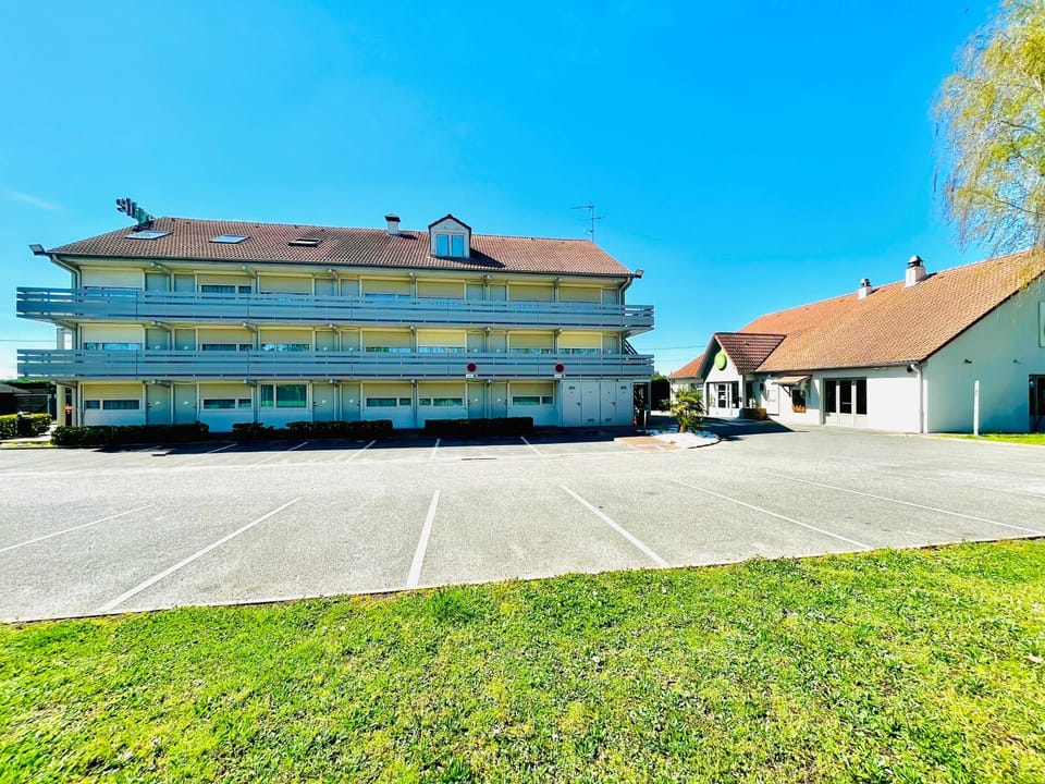 Property building, Garden, Garden, Parking