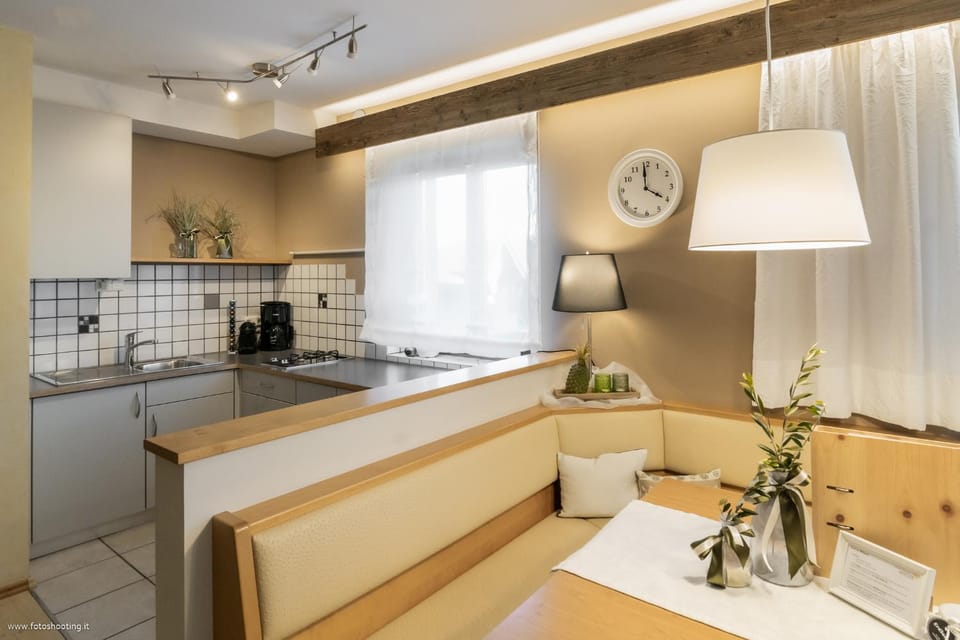 Kitchen or kitchenette, Seating area, pet friendly, stove