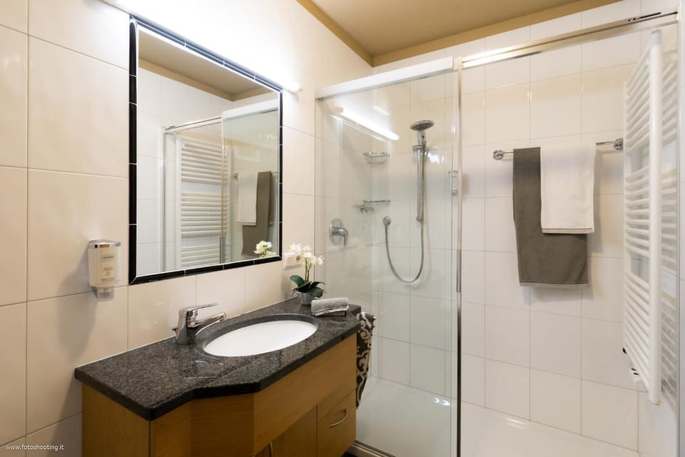 Shower, Bathroom, towels