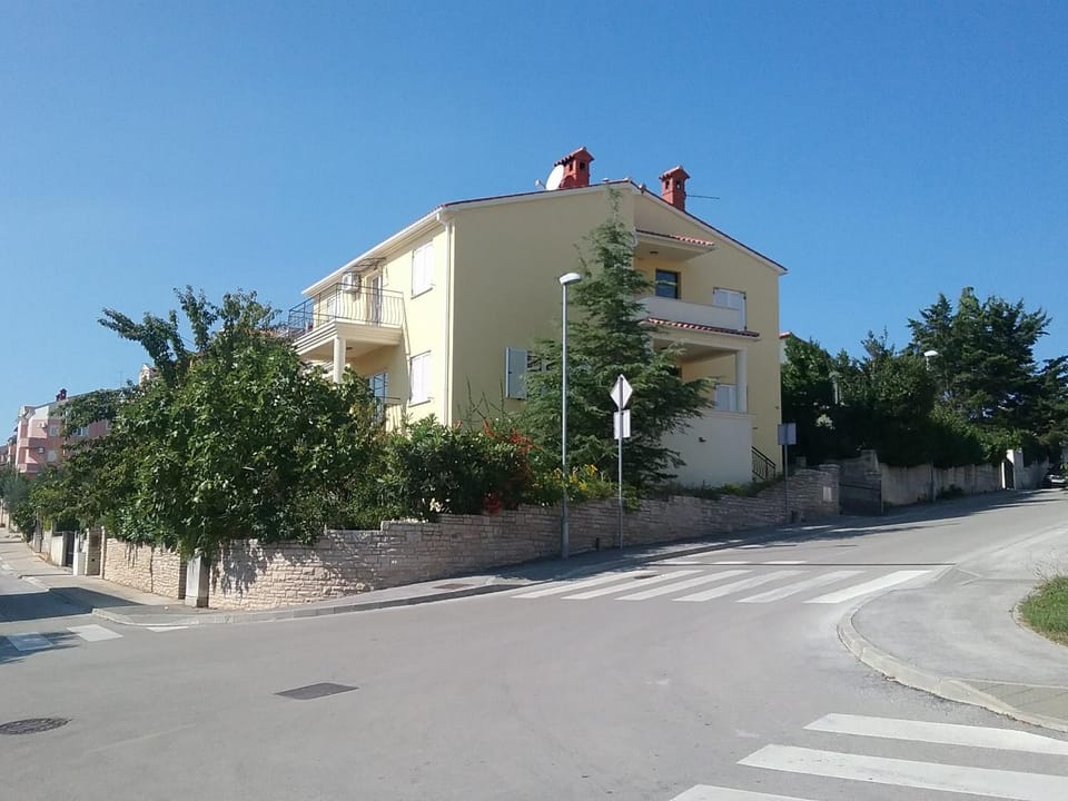 Property building, Garden, Area and facilities