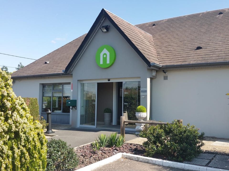 Property building, Staff, Restaurant/places to eat, Facade/entrance, Day, People, Summer, Lobby or reception, Family