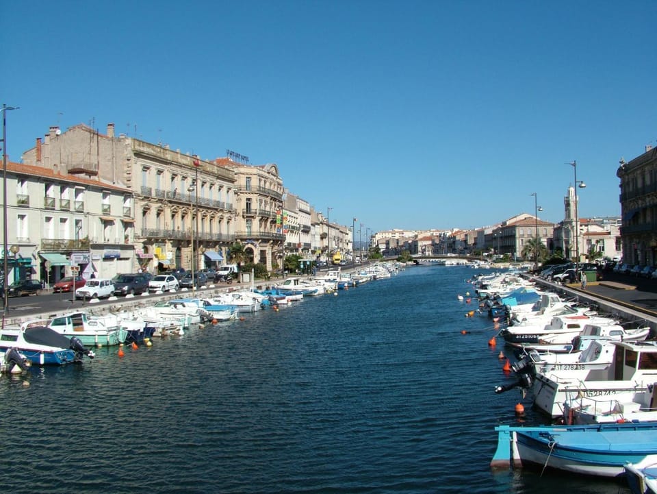 Neighbourhood, Area and facilities