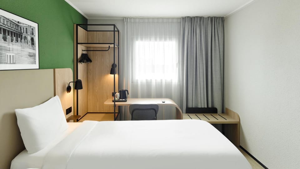 Photo of the whole room, Bedroom