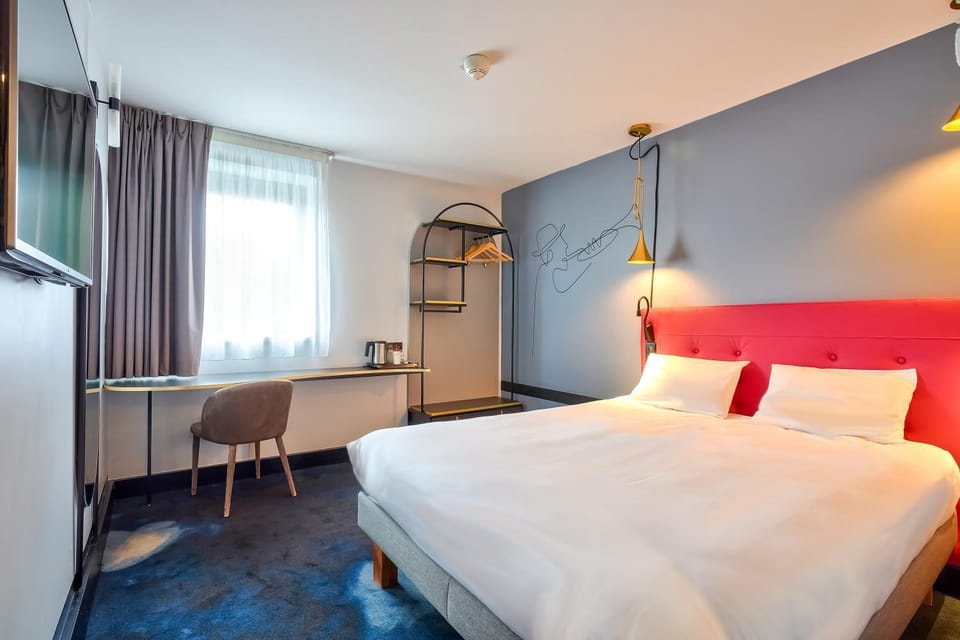 Bed, TV and multimedia, View (from property/room), Decorative detail, Bedroom, wardrobe