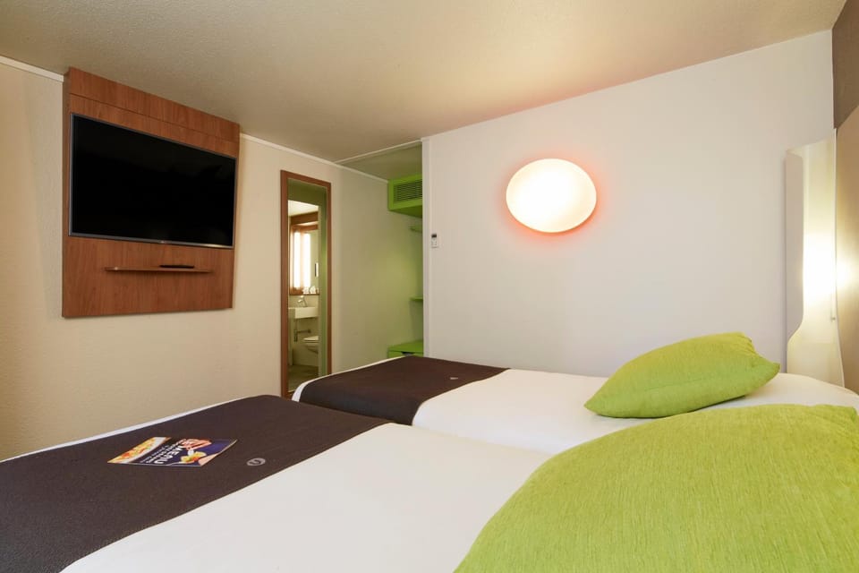 Bed, TV and multimedia, Decorative detail, Bedroom