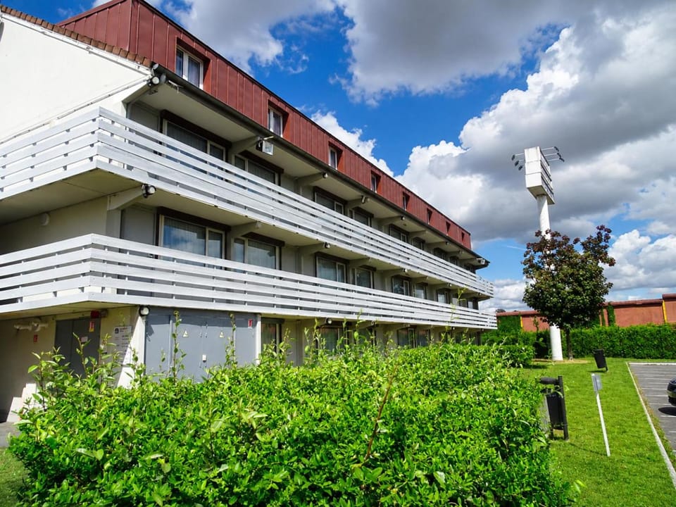 Facade/entrance, Garden, Parking