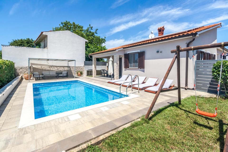 Property building, Patio, Day, Garden, Balcony/Terrace, Garden view, Pool view, Swimming pool, Swimming pool, sunbed
