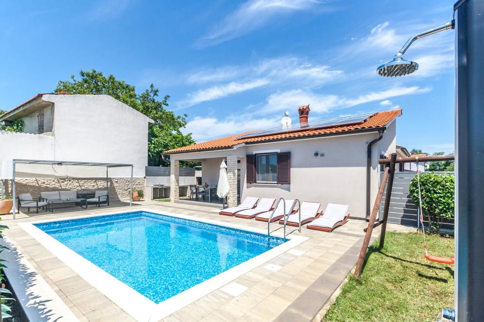 Shower, Property building, Patio, Day, Garden, Pool view, Swimming pool, Swimming pool, sunbed