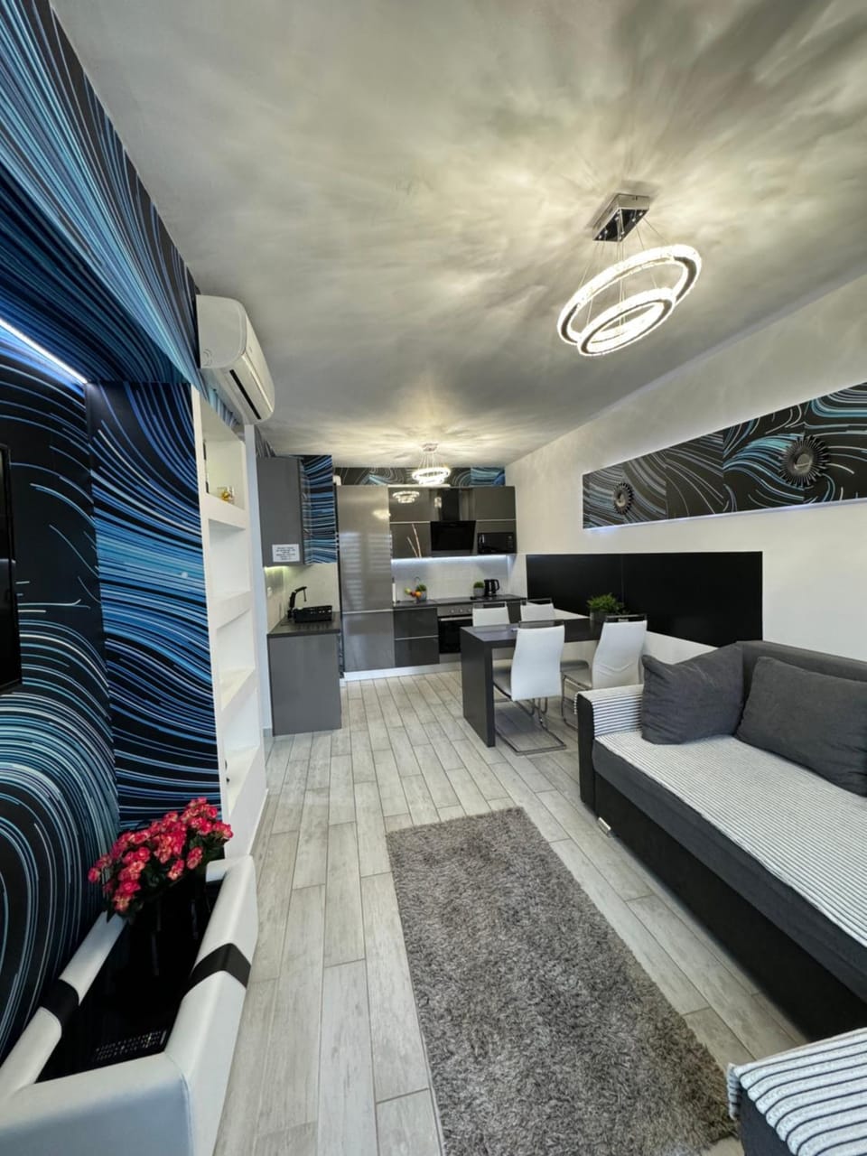 TV and multimedia, Coffee/tea facilities, Kitchen or kitchenette, Living room, Dining area, minibar, pet friendly, air conditioner