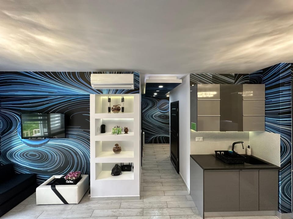 TV and multimedia, Kitchen or kitchenette, Living room, air conditioner