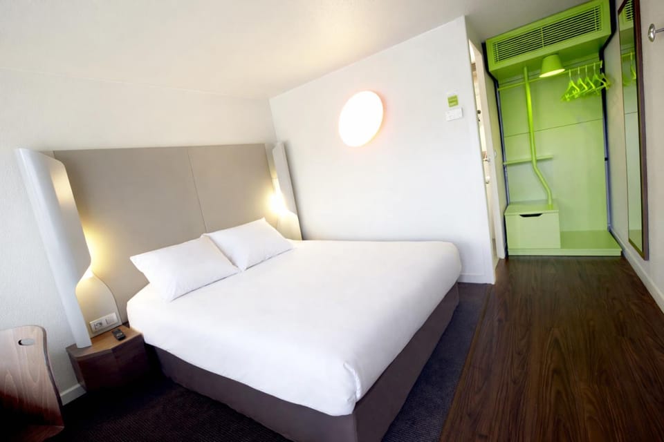 Bed, Photo of the whole room, Bedroom, wardrobe