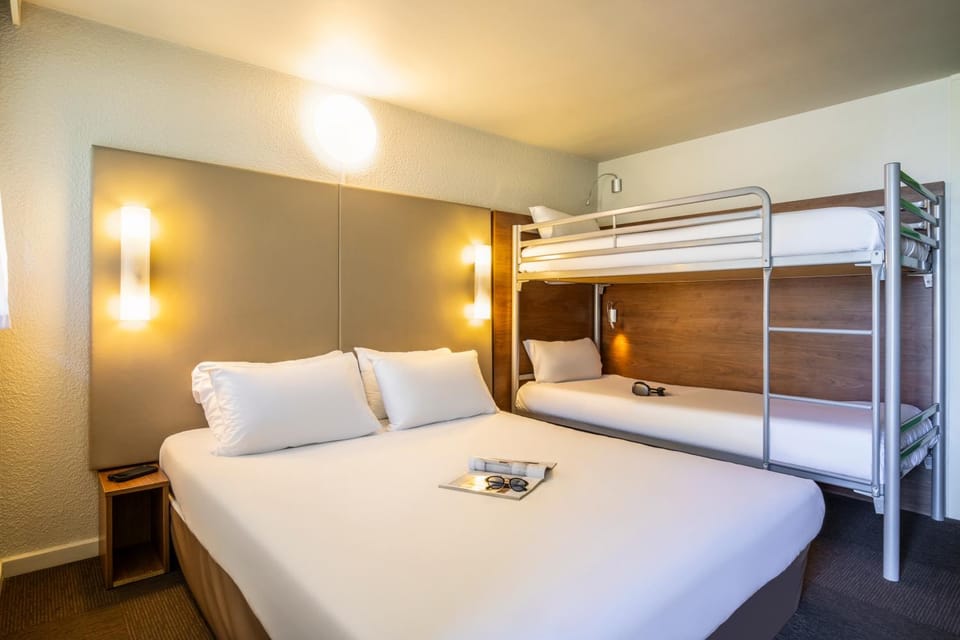 Bed, Photo of the whole room, Bedroom, bunk bed, Family