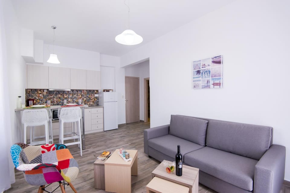 Bed, Coffee/tea facilities, Kitchen or kitchenette, Living room, Decorative detail, Seating area, Dining area