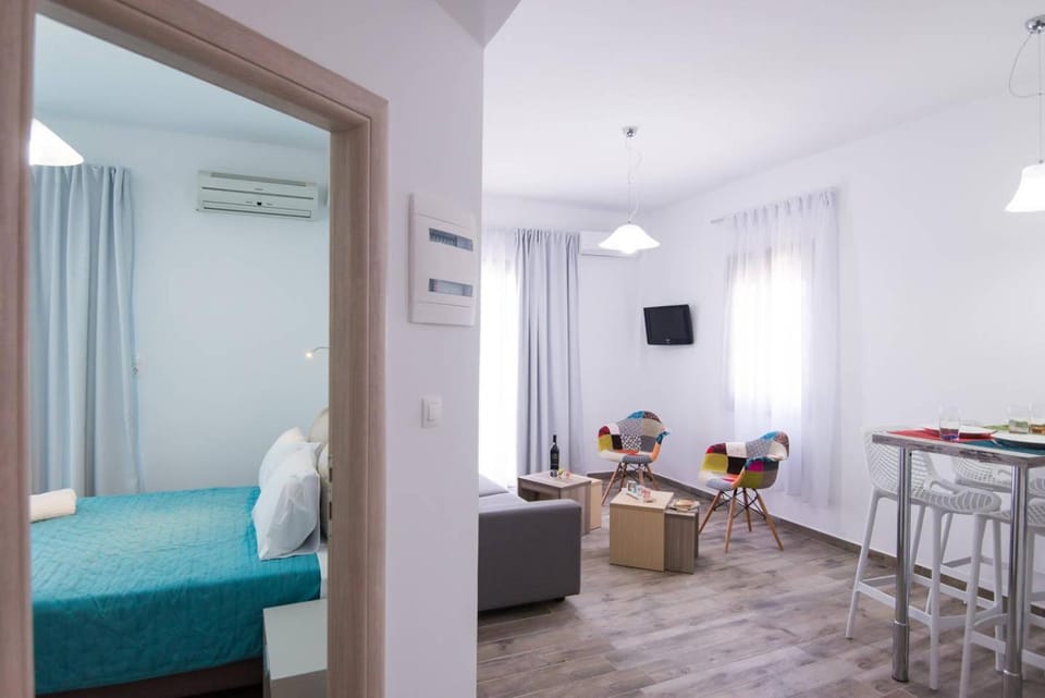 Bed, Living room, Photo of the whole room, Seating area, Bedroom