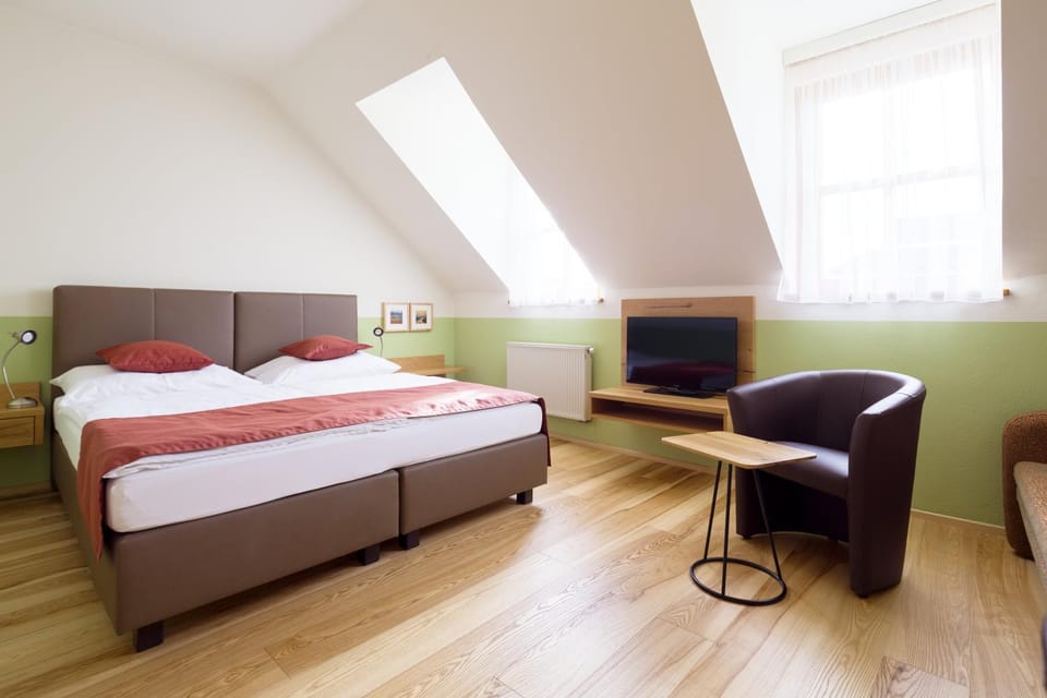 Bed, TV and multimedia, Other, Decorative detail, Bedroom