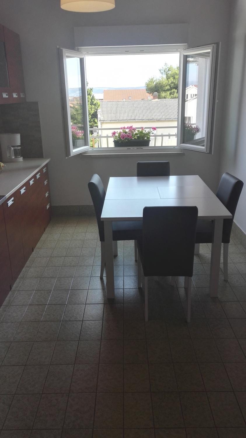 Kitchen or kitchenette, Dining area