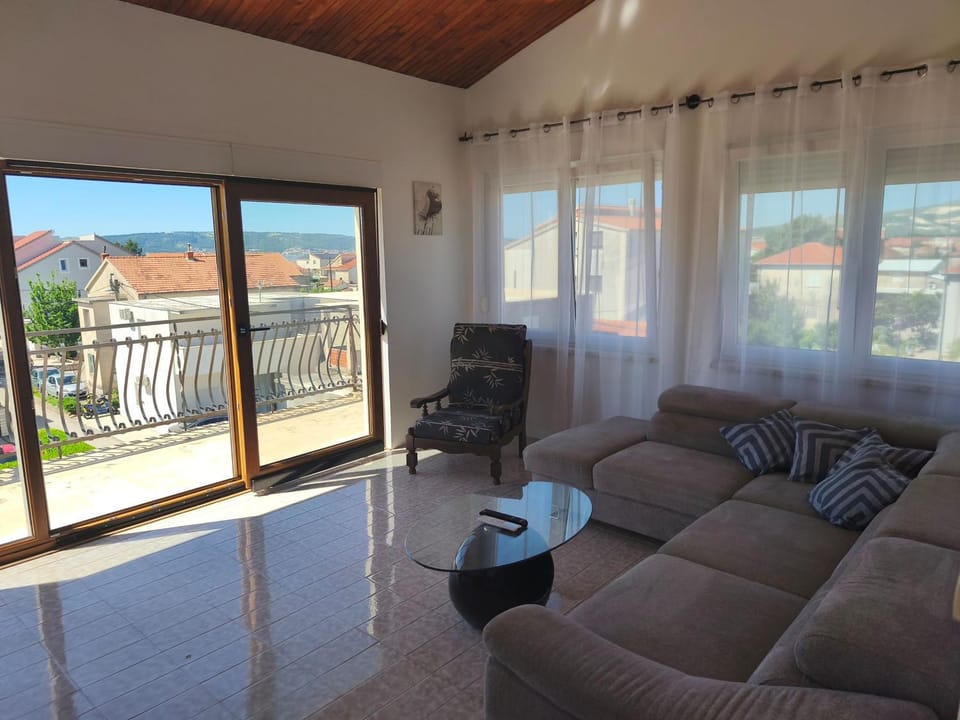 View (from property/room), Living room, Seating area