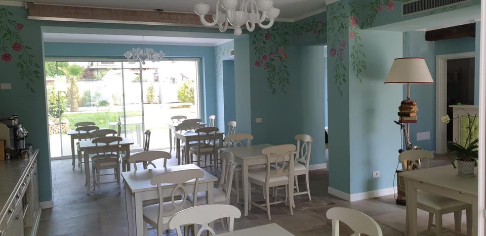 Restaurant/places to eat, Communal lounge/ TV room, Lounge or bar, Decorative detail, Meeting/conference room