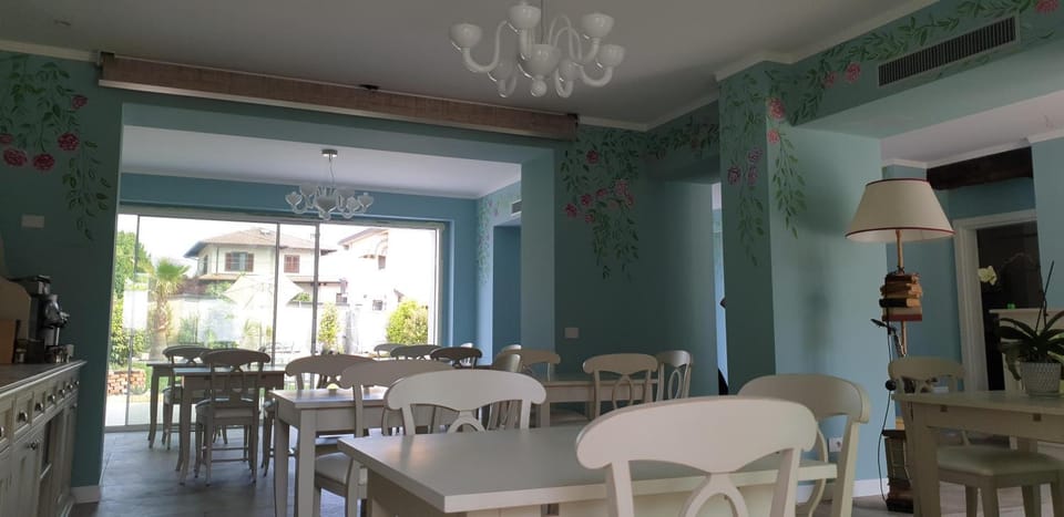 Communal lounge/ TV room, Coffee/tea facilities, Lounge or bar, Dining area