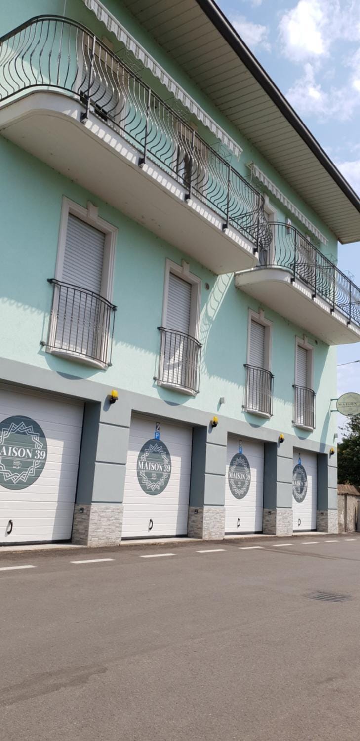 Property building, Facade/entrance, Property logo or sign, Balcony/Terrace