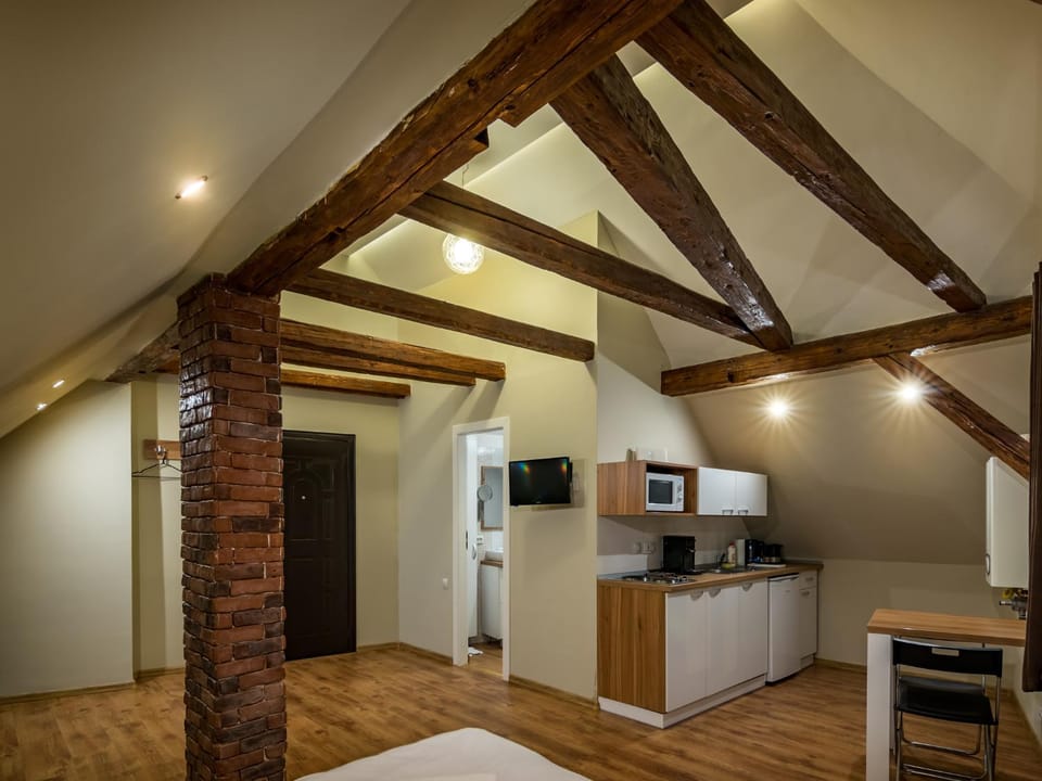 Kitchen or kitchenette, Dining area