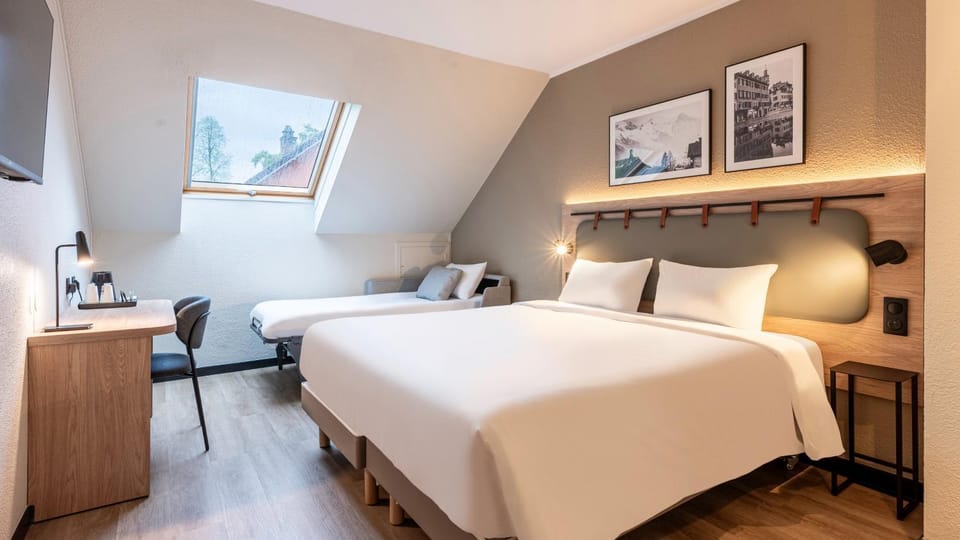 Photo of the whole room, Bedroom