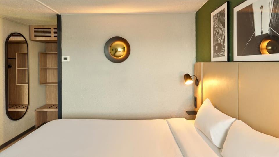 Bed, Photo of the whole room, Bedroom, air conditioner
