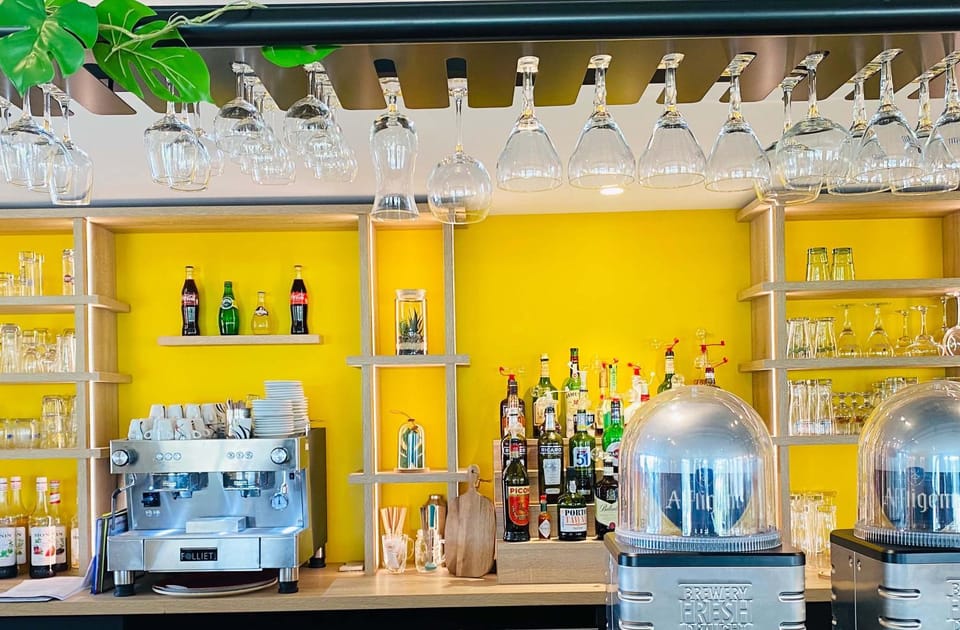 Lounge or bar, Food and drinks, Seating area, Food, Drinks, Alcoholic drinks