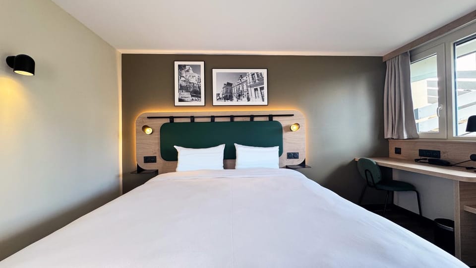 Bed, TV and multimedia, Decorative detail, Bedroom