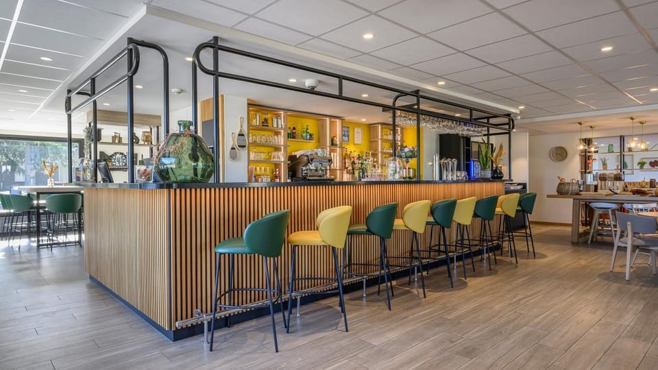 Restaurant/places to eat, Lounge or bar, Food and drinks, Banquet/Function facilities, Drinks