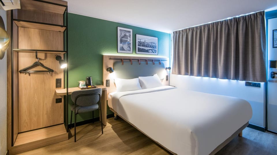 Bed, Photo of the whole room, Bedroom, wardrobe