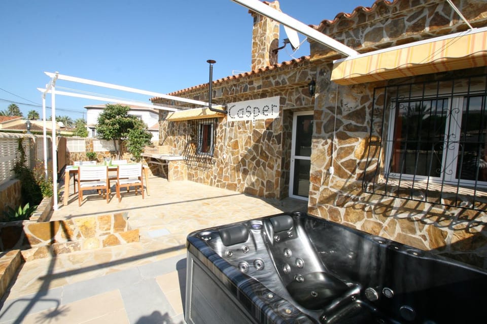 Property building, Staff, Facade/entrance, People, BBQ facilities, Balcony/Terrace, Other, Decorative detail, Family