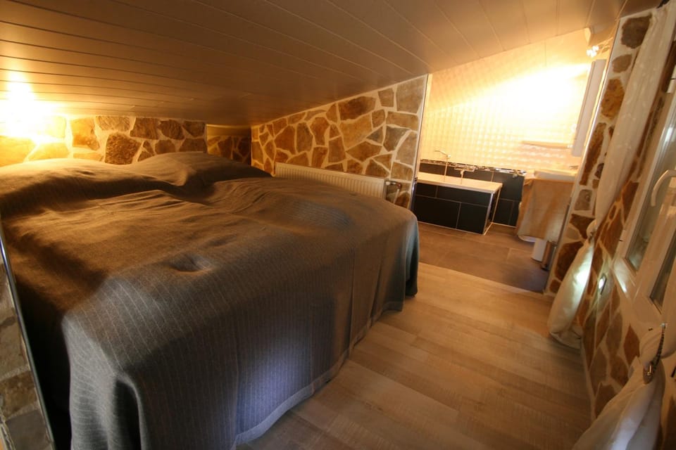 TV and multimedia, Other, Photo of the whole room, Decorative detail, Decorative detail, Bedroom