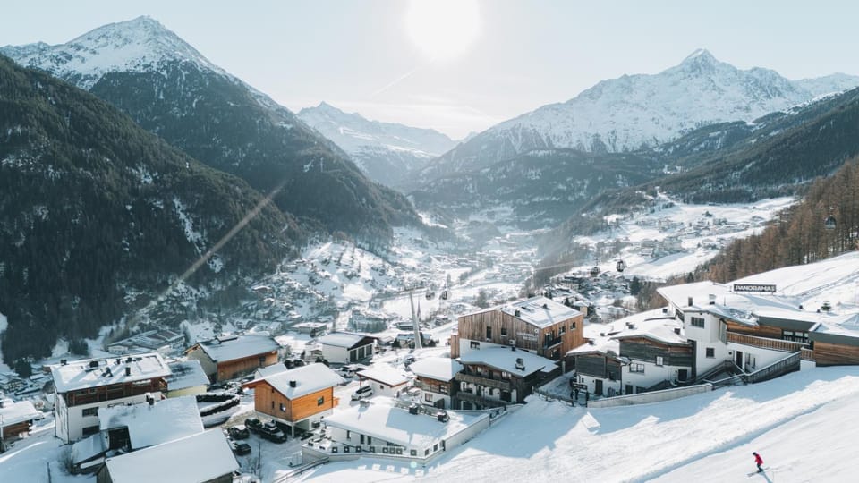 Property building, Day, Natural landscape, Bird's eye view, Winter, City view, Mountain view