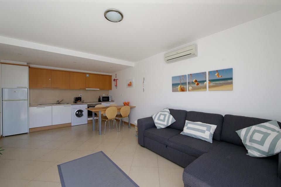 Kitchen or kitchenette, Living room, Seating area, Dining area, Communal kitchen, Garden view, Pool view