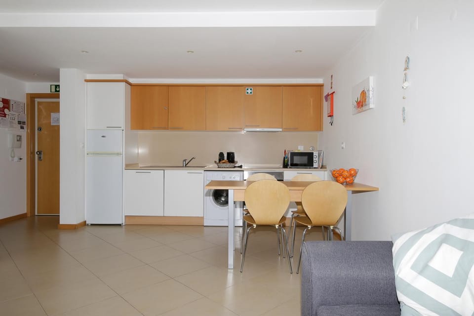 Kitchen or kitchenette, Dining area, Communal kitchen