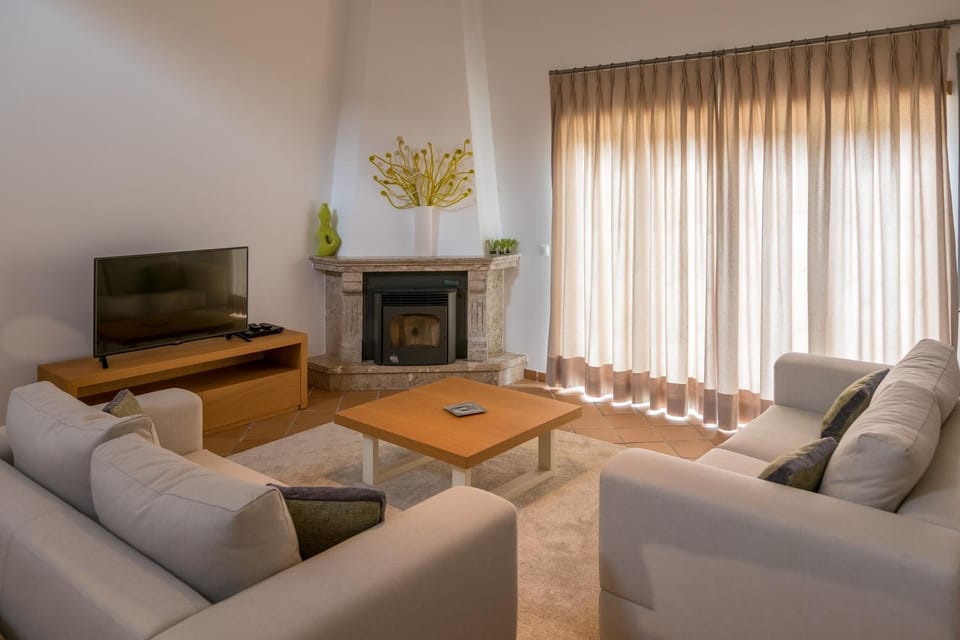 Communal lounge/ TV room, BBQ facilities, Garden