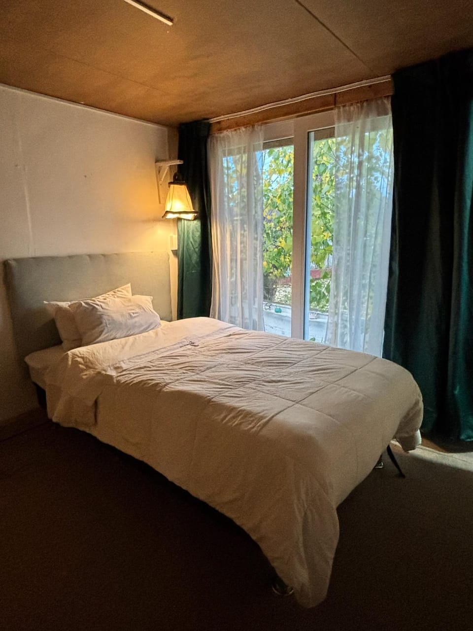 Bathroom, Bedroom, toaster, washing machine