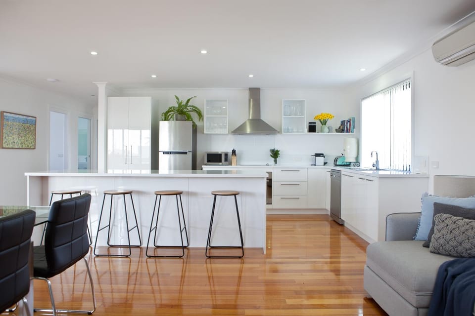 Coffee/tea facilities, Kitchen or kitchenette, Seating area, Dining area, young children, older children, group of guests, Family, dishwasher, oven, stove, toaster